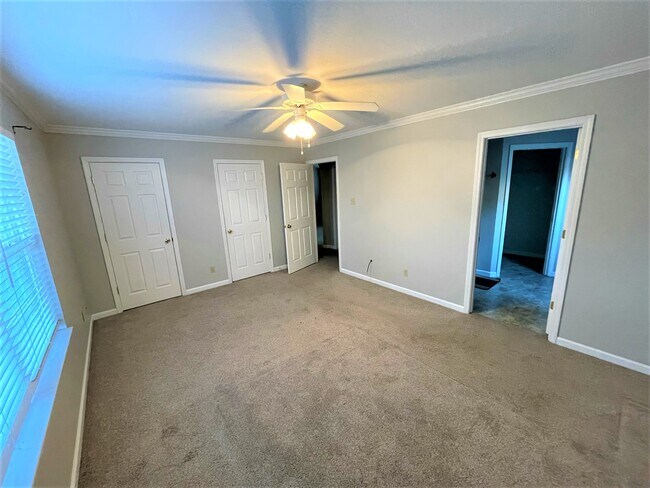 Foto del edificio - 1039 Willow Creek Cir