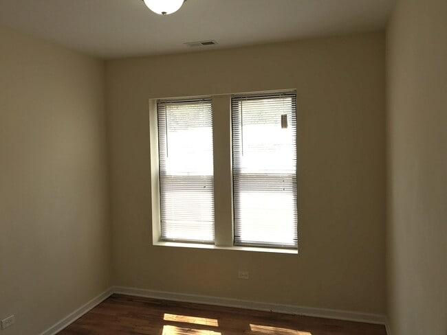 Building Photo - 4746 N Sacramento Ave