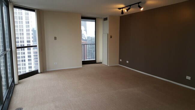 Living Room - 10 E Ontario St