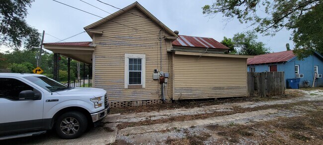 Building Photo - 120 Albert St