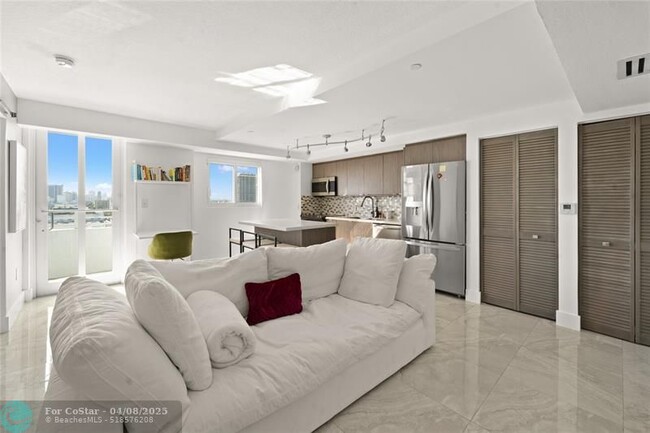 Building Photo - 7600 Collins Ave