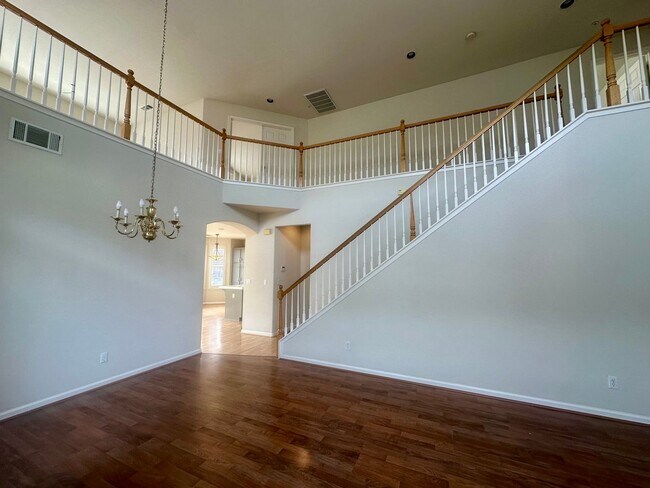 Building Photo - Luxurious 4 Bedroom 3 Bathroom!