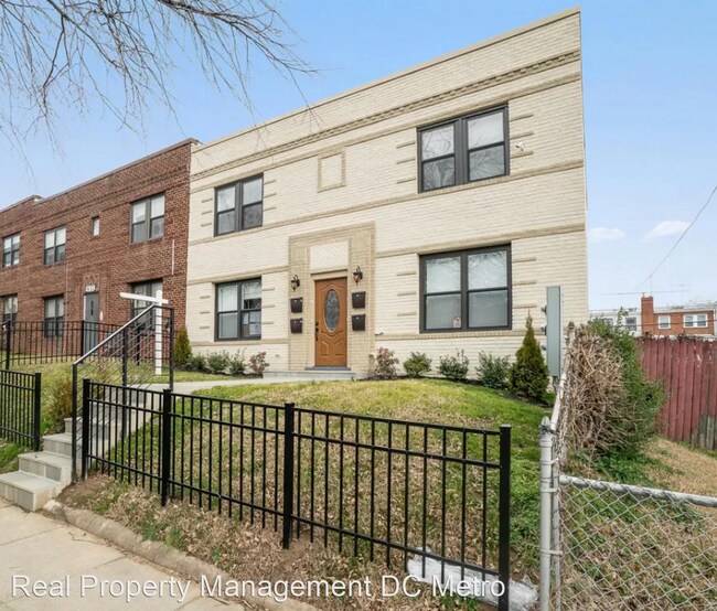 Building Photo - 2 br, 1 bath House - 833 19th St NE Unit 3