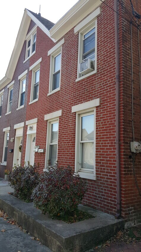Primary Photo - 324 N College St