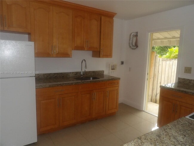 Foto del edificio - 1225 N J St
