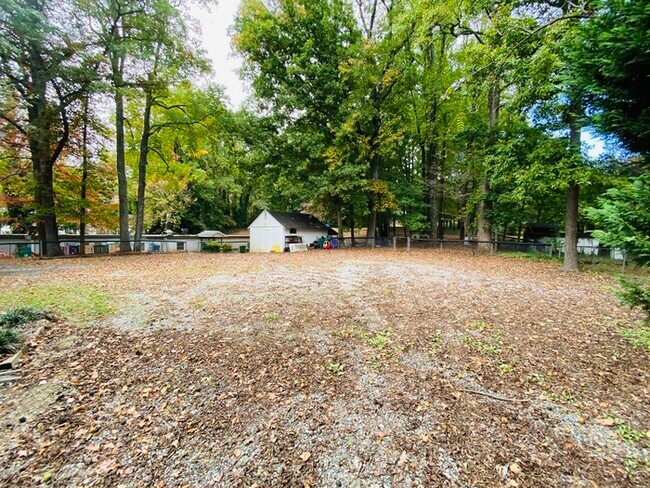 Building Photo - 2903 Lawndale Dr