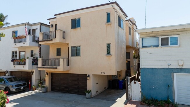 Photo - 209 Crest Dr House