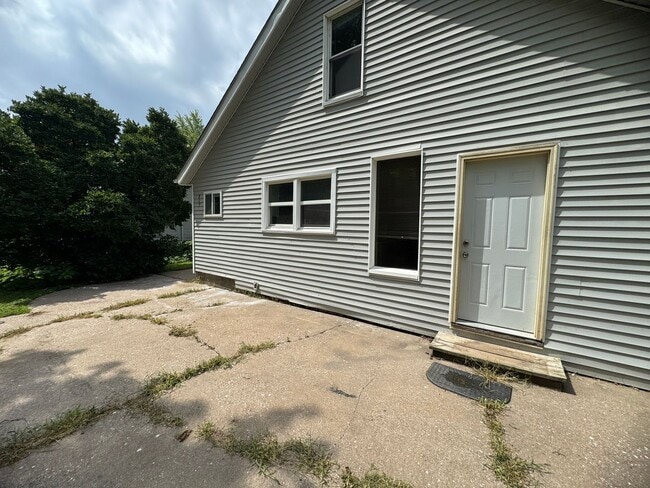 Building Photo - 4 bedroom, 2 bath house in Davenport