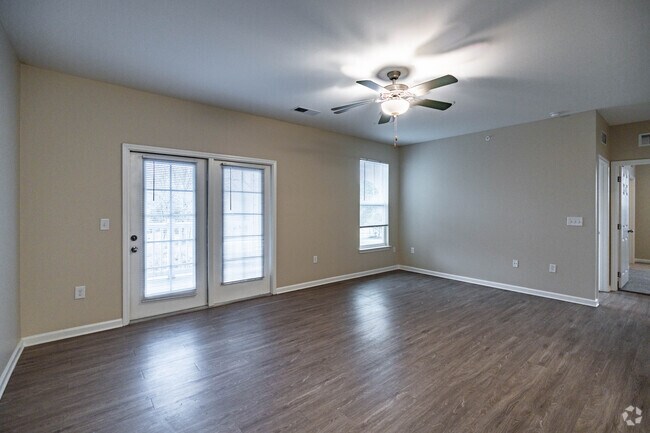3 habitaciones, 2 baños - 1349 pies cuadrados - Sala de estar - Montgomery Commons