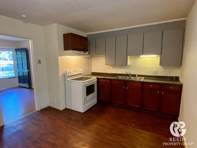 Foto del edificio - 3 bed / 1.5 bath home with eat-in kitchen!