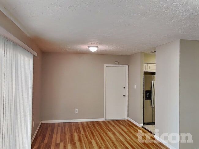 Foto del edificio - 2704 Mnr Hl Dr