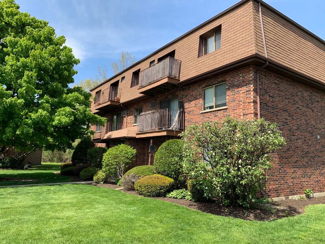 1200 Whispering Hills Ct, Naperville, IL 60540 Apartments in