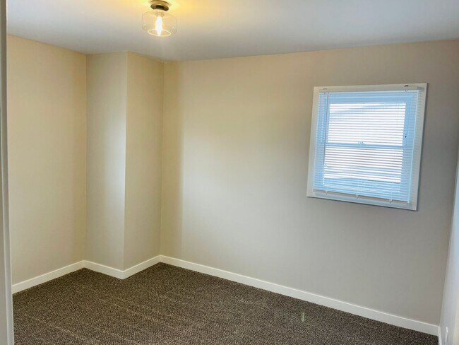 Foto del edificio - 5 bedroom, fresh remodel, 3 bathrooms WEST...