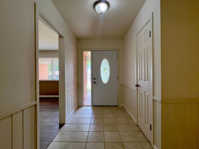 Foto del edificio - PRE-LEASING for June! Stunning Large 3 Bedroom Home!