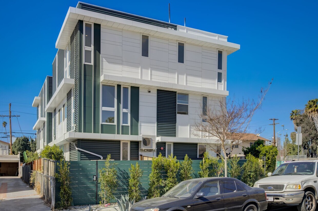 Foto principal - 837 N Kingsley Dr