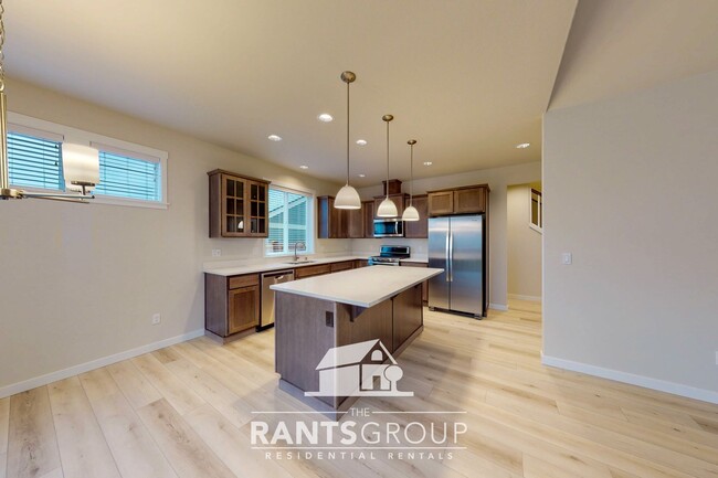 Foto del edificio - Beautiful Home! Easy JBLM commute!