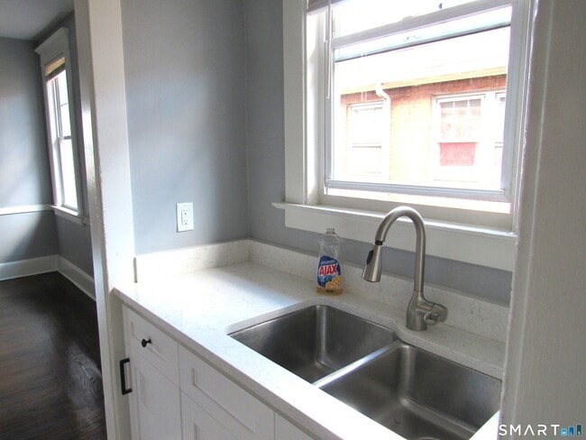 Building Photo - 116 Elm St