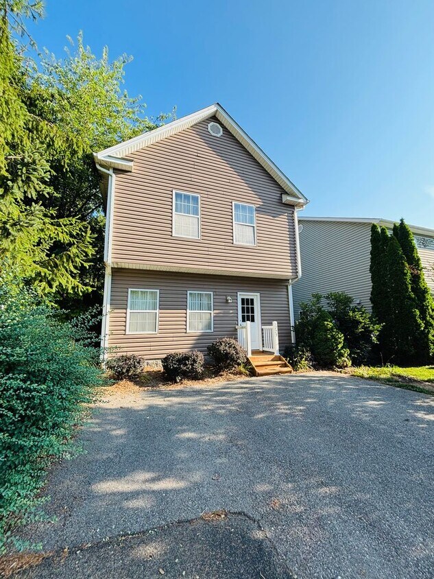 Foto principal - 3 Bedroom, 2.5 Bath Townhouse
