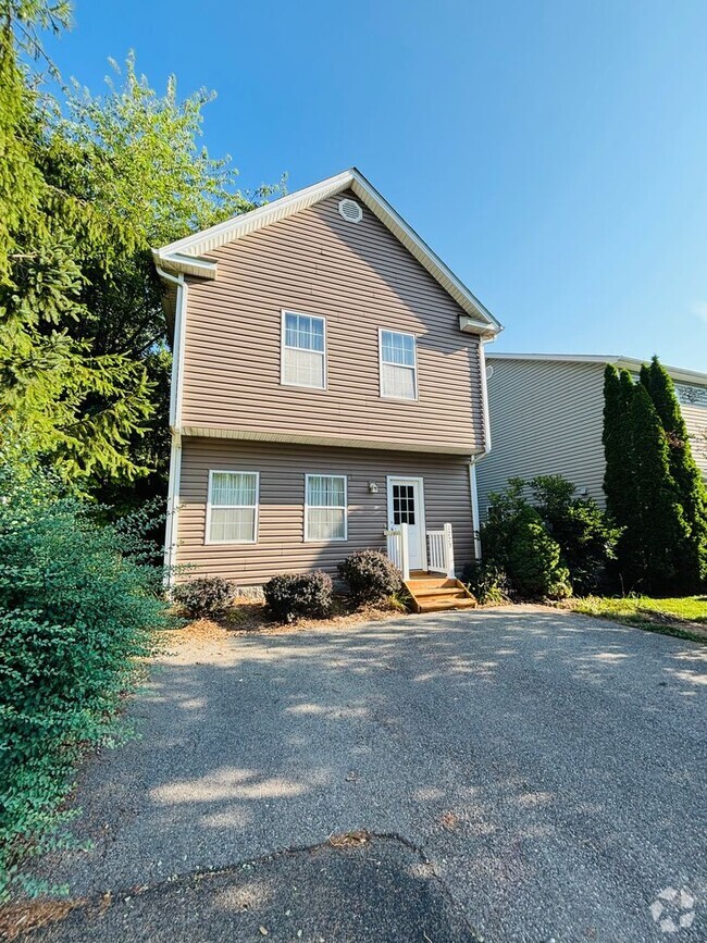 Building Photo - 1723 Aden Lane