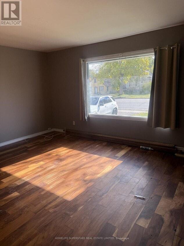 Photo principale - 6391 McLeod Rd