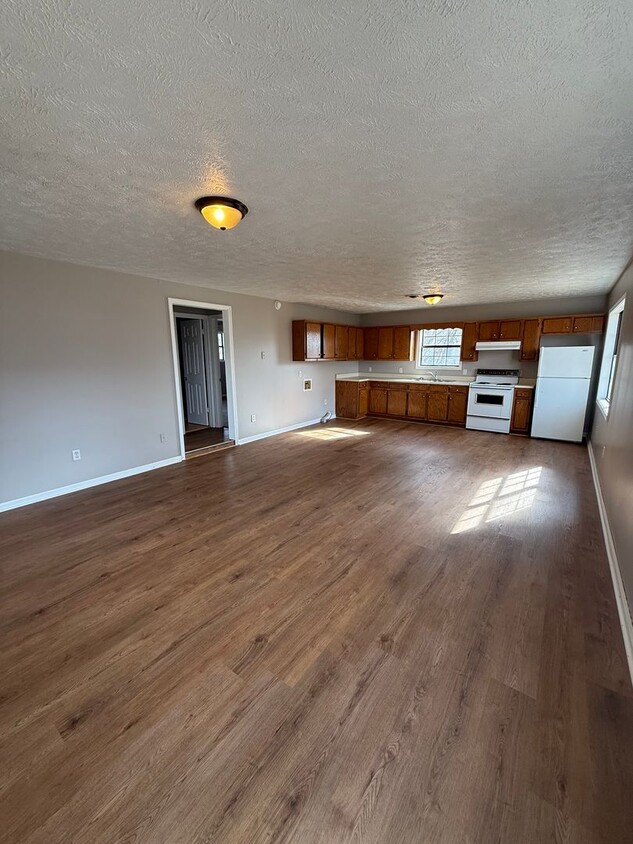 Primary Photo - 2 BD 1 BA HOUSE - Fresh paint and new floo...