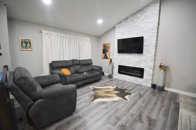 Foto del edificio - 5 Bed | 3 Bath | Luxury Living at Its Finest