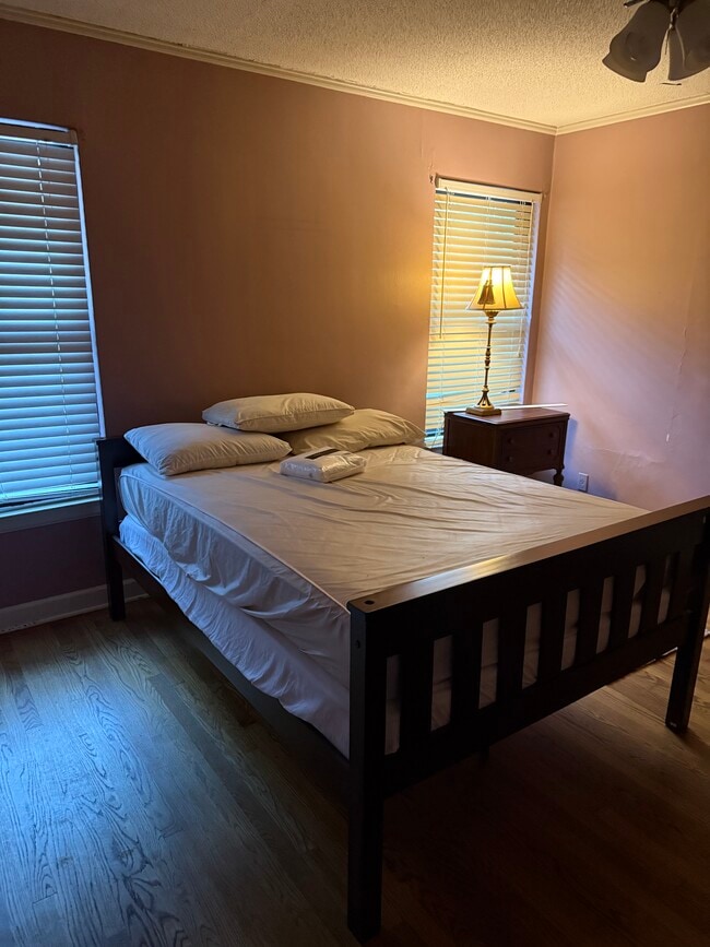 Building Photo - 2464 Monroe Ave