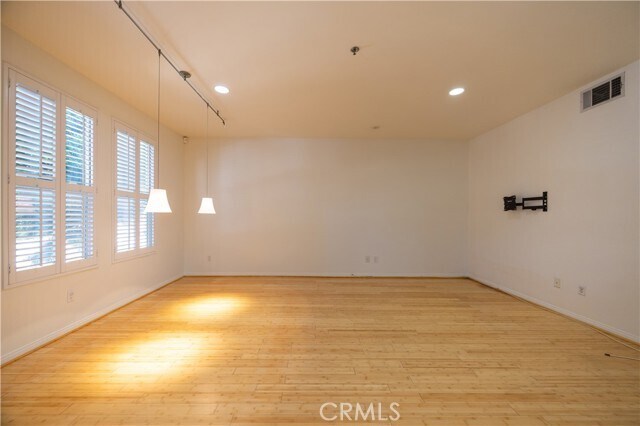 Foto del edificio - 80 N Raymond Ave