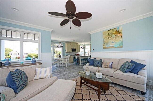 Foto del edificio - 2154 Fairfield Beach Rd