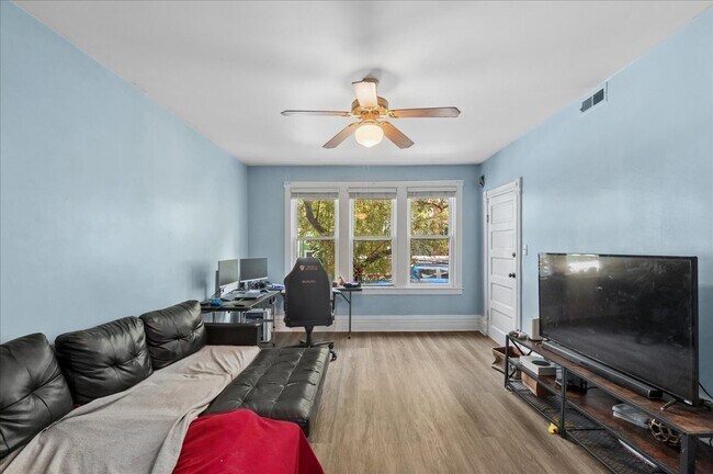 Foto del edificio - 1645 W Beach Ave