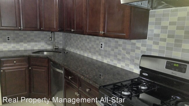 Building Photo - 2 br, 1 bath House - 380 College Drive