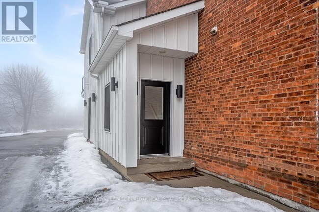 Building Photo - 284 Wilson St E