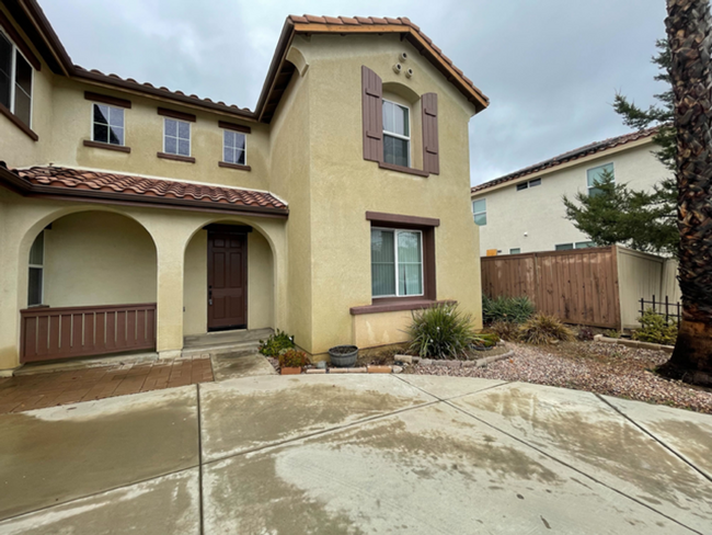 Building Photo - Beautiful 2-Story 4 bedroom home