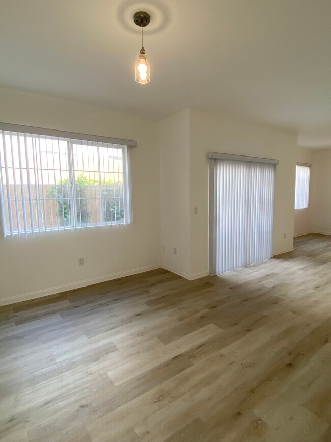 Building Photo - 9731 Vesper Ave