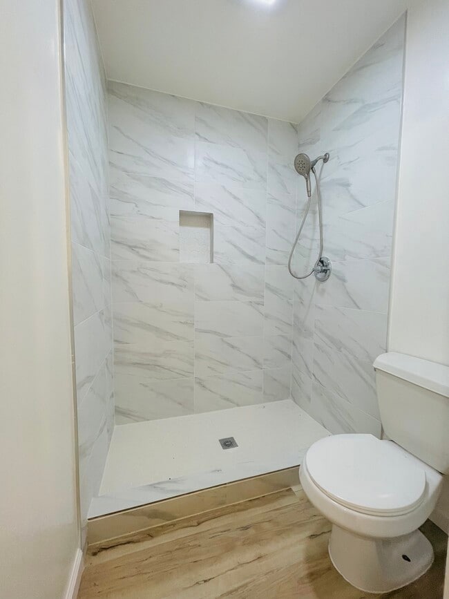 Master Bath - 7189 Arbeau Dr