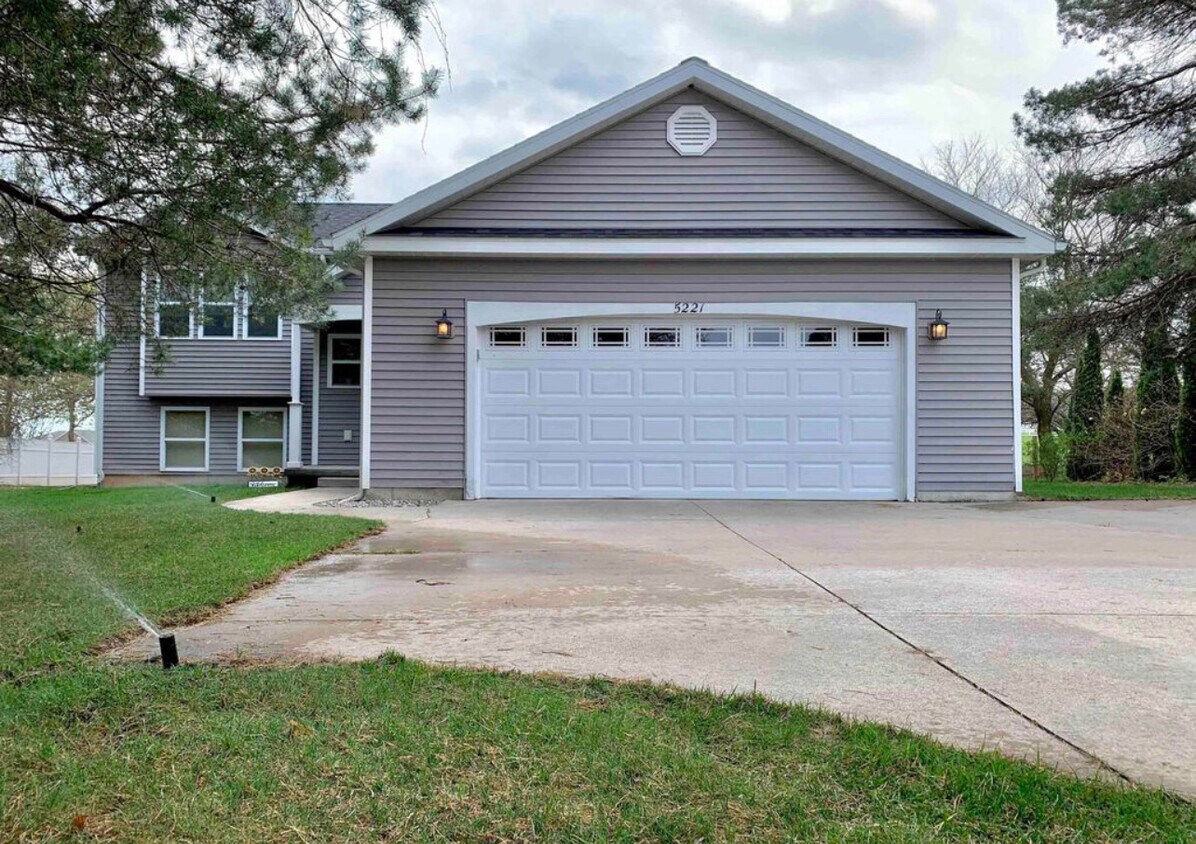 5221 Barney Rd, Traverse City, MI 49684 House Rental in Traverse City