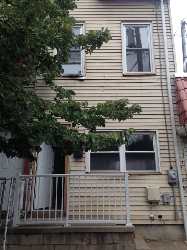 Foto principal - Great Home! 4 Bedrooms! Lots of Living Spa...