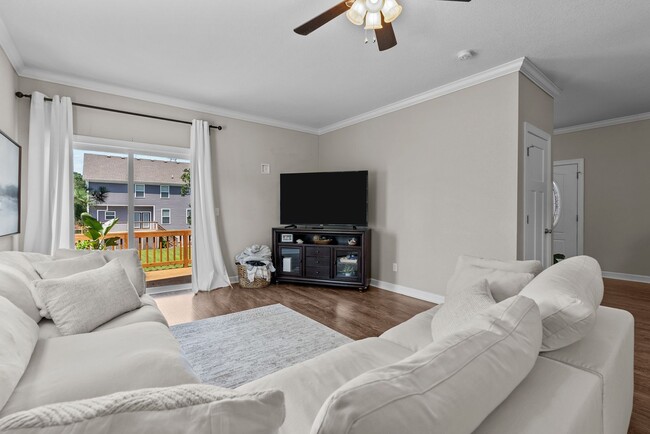 Building Photo - Modern comfort Beach living