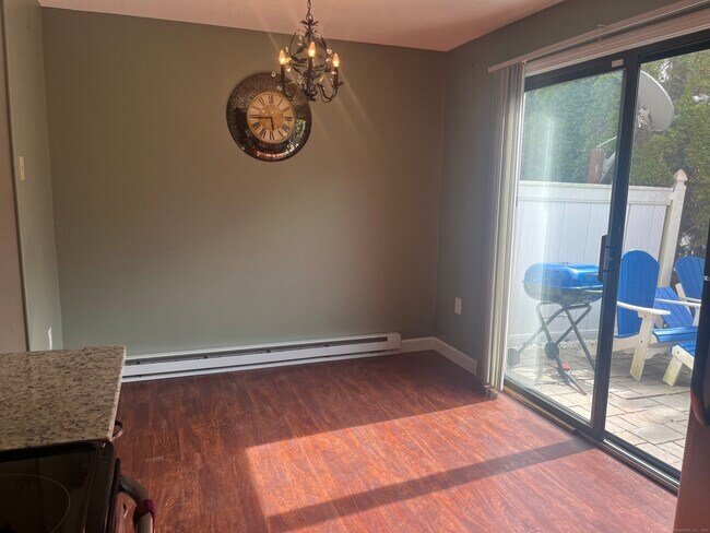 Foto del edificio - 996 Meriden-Waterbury Turnpike