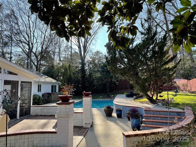 Foto del edificio - 1330 Cedar Ln