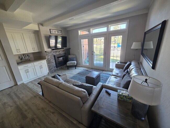Building Photo - 3 Bedroom 3 Bath condo