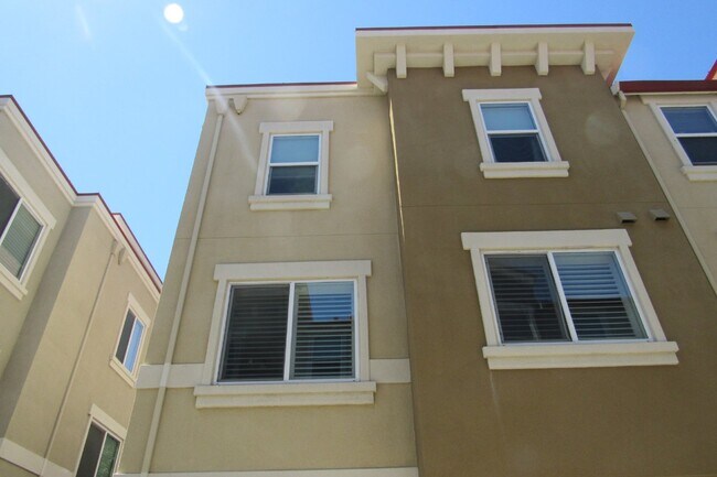 Building Photo - Gorgeous 4 Bed, 3.5 Bath End Unit Townhome in Perfect Dublin Location