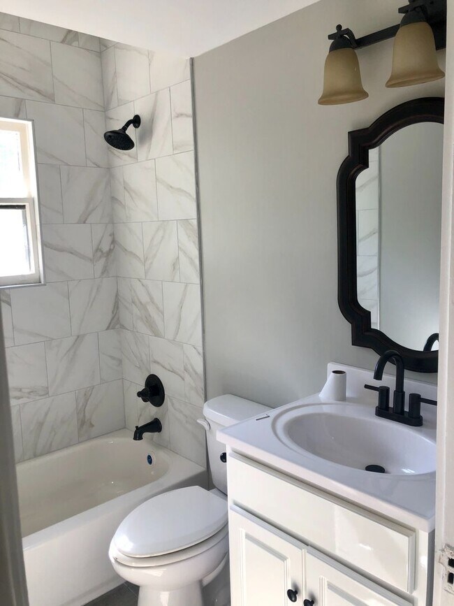 Foto del edificio - 3 Bedroom Duplex in Madison $1700/mo. $170...