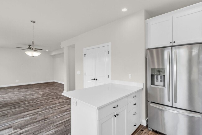 Foto del edificio - Spacious 6 Bed Home with Dual Kitchens, EV Charging & Modern Finishes in Layton