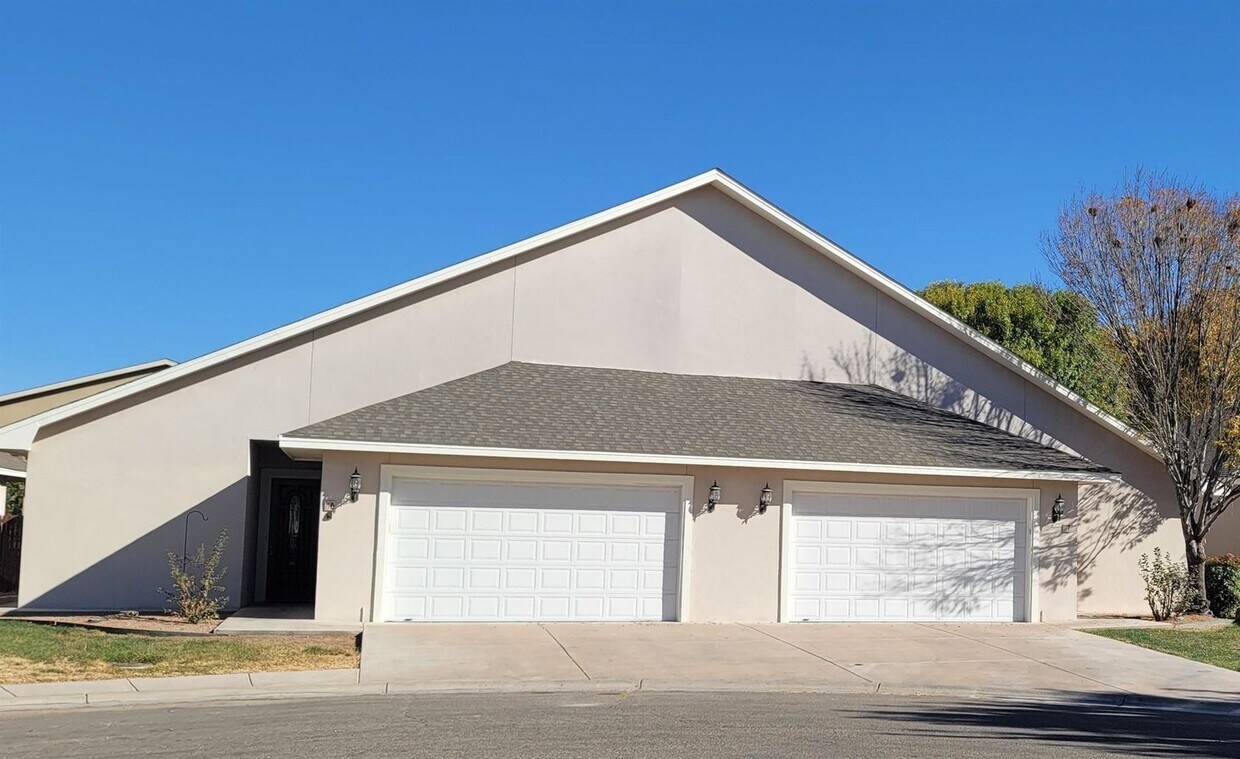 Primary Photo - 3 br, 2 bath House - 7 EC Tucker Court (401)