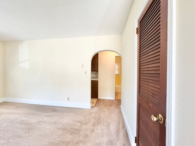 Building Photo - Adorable 3 Bedroom - Convenient to Market ...