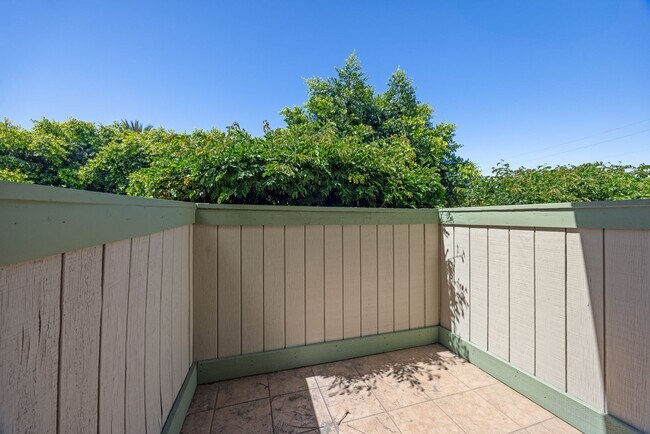 Foto del edificio - Bright, spacious Van Nuys 3-level townhome