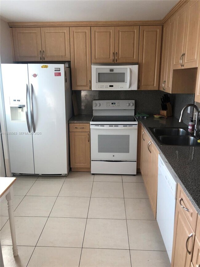 Building Photo - 300 NE 12th Ave