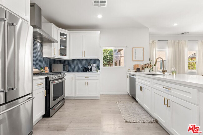 Foto del edificio - 1231 W 49th St