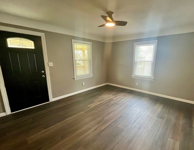 Building Photo - Remodeled two bedroom House in Alton